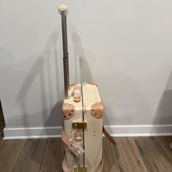 Globe-trotter Luggage- Carry-On - 4 Wheels - Ivory - Picture 3 of 11